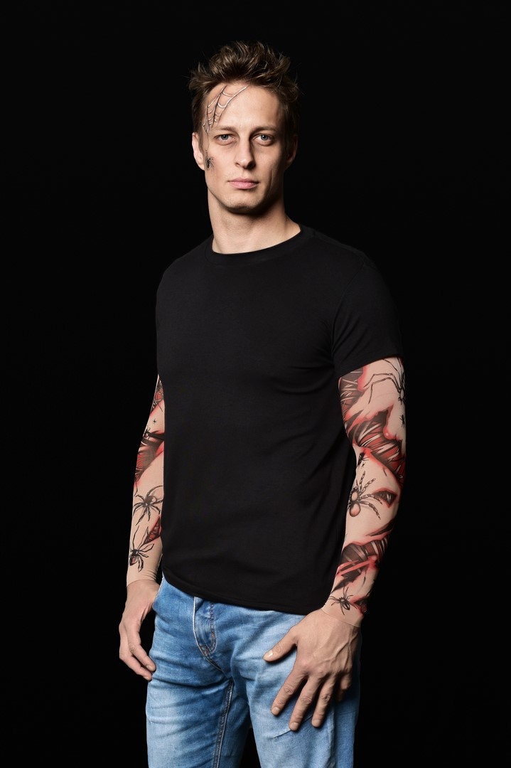 Close-up of the spiderweb and bloody tattoo sleeves on the men’s Halloween T-shirt, adding a horror-inspired touch to the design.