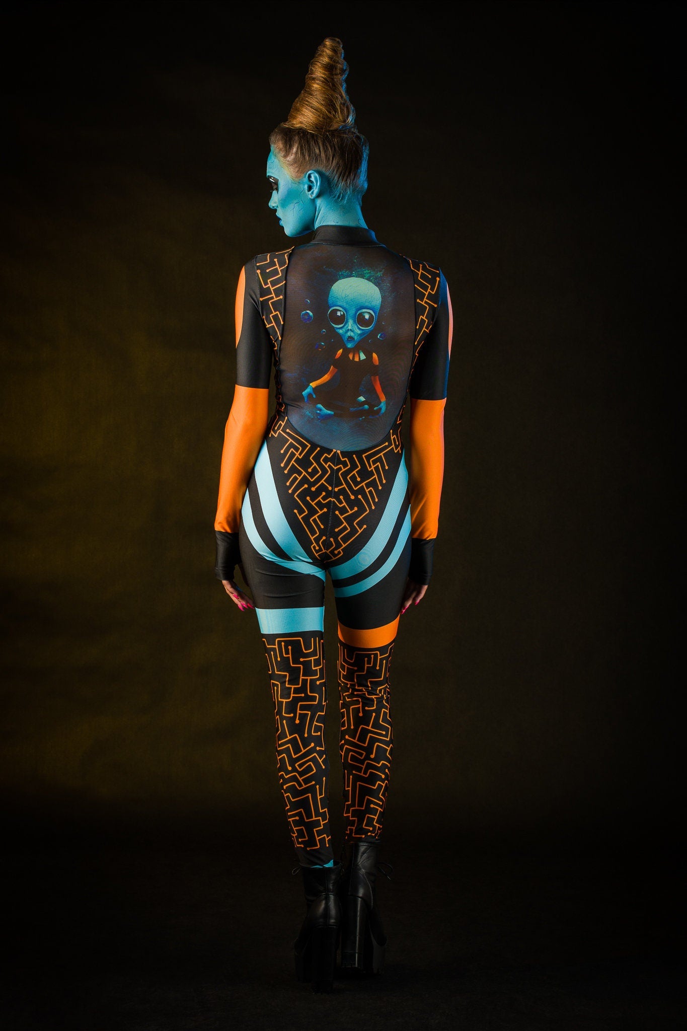 Close-up of the tattoo effect and blue alien design on the jumpsuit, ideal for a bold Halloween or UFO-inspired festival look.