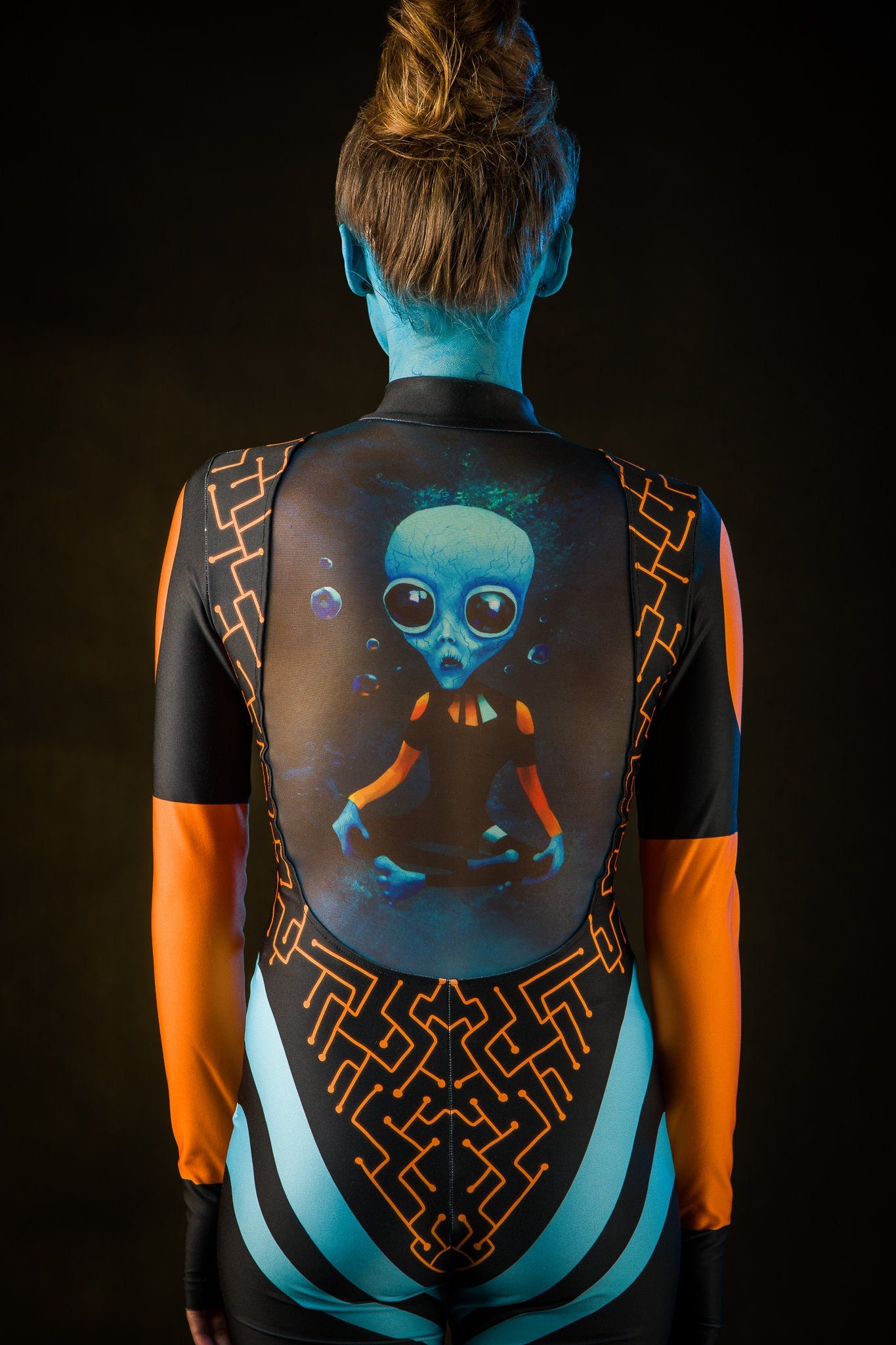 Close-up of the tattoo effect and blue alien design on the jumpsuit, ideal for a bold Halloween or UFO-inspired festival look.